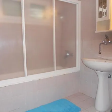 아파트 In With Sea View, Terrace, Air Conditioning, Wi-fi 코츌라